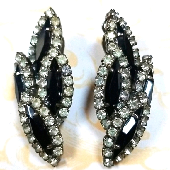 Vintage 1950s Black and Clear Rhinestone Clip Earrings - Picture 6 of 14